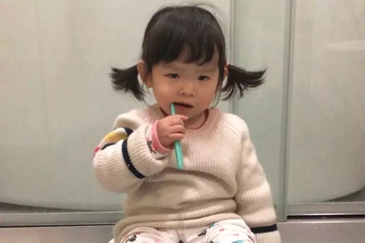 宝宝什么时辰起头刷牙？若何让宝宝爱上刷牙？5.webp.jpg